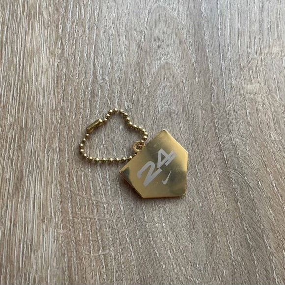 SOLD - KEN GRIFFEY JR. x AIR MAX 90 ‘BACKWARDS CAP’ - Picture 7 of 8